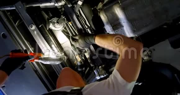 男机修工在4k车库维修汽车视频的预览图