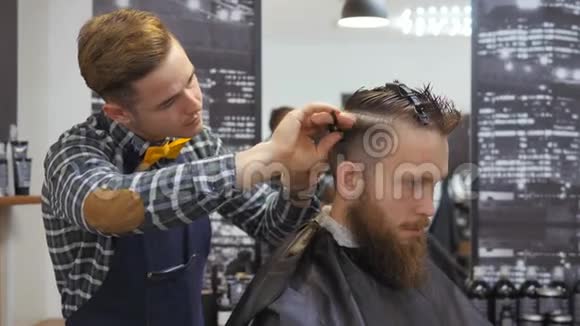 男士美容师理发店理发师为留胡子的人做发型a的概念视频的预览图