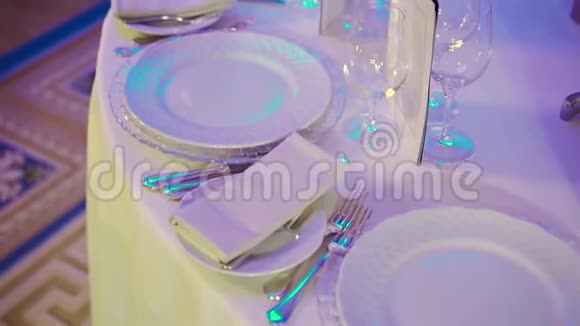 餐厅里的盘子和眼镜视频的预览图