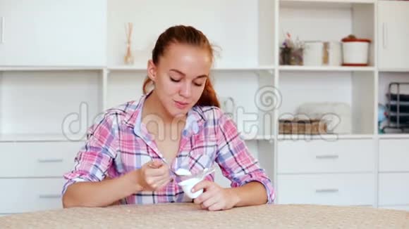 吃酸奶的女孩视频的预览图