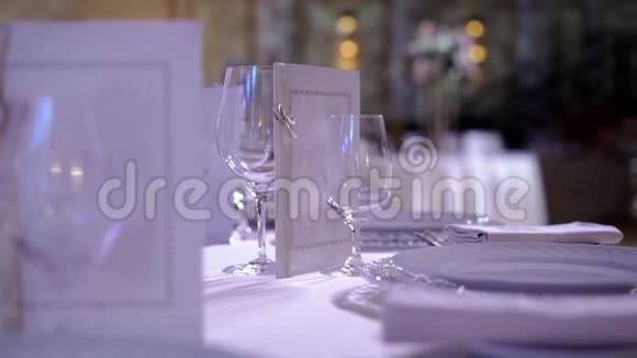 餐厅里的盘子和眼镜视频的预览图