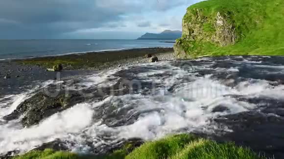 冰岛的水流视频的预览图