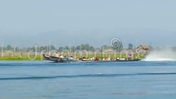 在英勒湖上和当地人一起划船缅甸视频的预览图