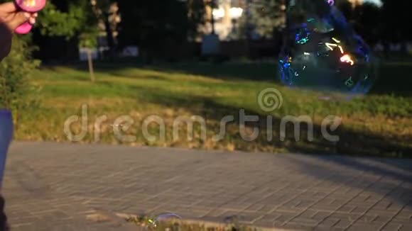 夏季城市公园里人们吹肥皂泡视频的预览图