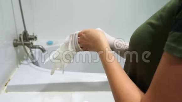 女家庭主妇在她家的浴室里打扫卫生视频的预览图
