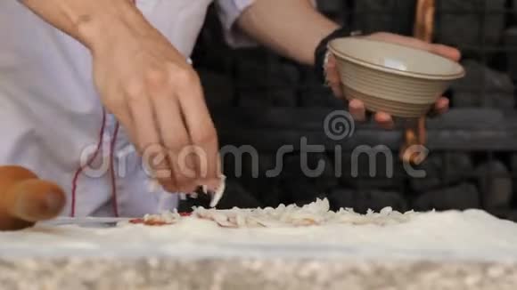 厨师在餐厅做披萨视频的预览图