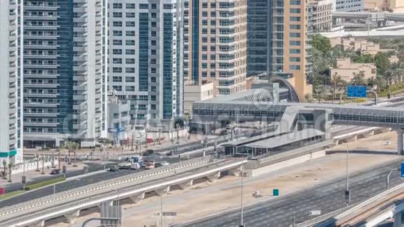 在迪拜码头的空中俯瞰迪拜有轨电车视频的预览图