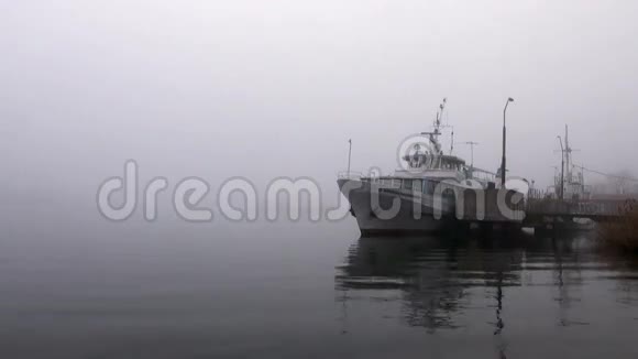 客船在雾中停泊在河上视频的预览图