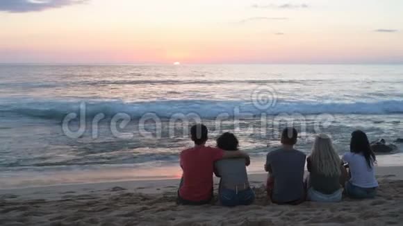 一群朋友坐在海滩上视频的预览图