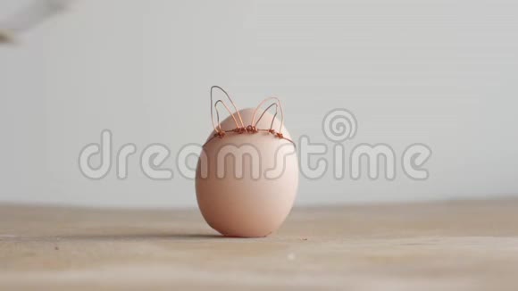 复活节DIY鸡蛋用兔子风格制作最小复活节概念想法与兔子牛皮癣视频的预览图