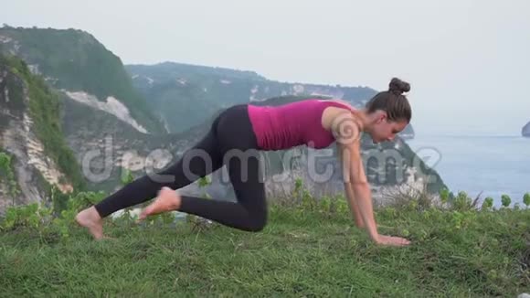 健康活跃的生活方式理念关于自然的女子训练晨练体操视频的预览图