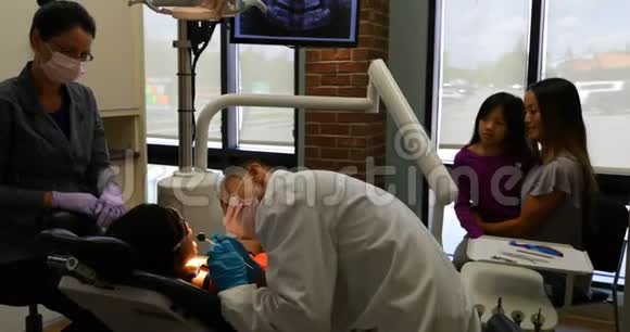 男性牙医检查病人的工具4k视频的预览图