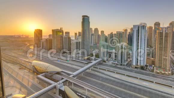 迪拜码头在迪拜的空中时光五颜六色的日落阿拉伯联合酋长国视频的预览图
