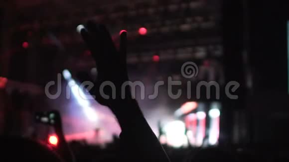 流行乐队的表演让观众兴奋地挥舞双手视频的预览图