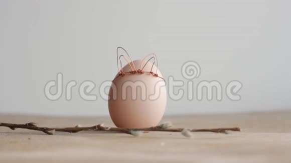 复活节DIY鸡蛋用兔子风格制作最小复活节概念想法与兔子牛皮癣视频的预览图