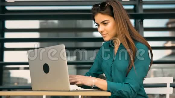 学生女孩用电脑工作视频的预览图