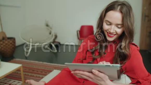 年轻漂亮的女人家里有平板电脑视频的预览图