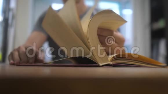 人在读一本书生活方式教育学习图书馆理念男人打开书人翻书页视频的预览图