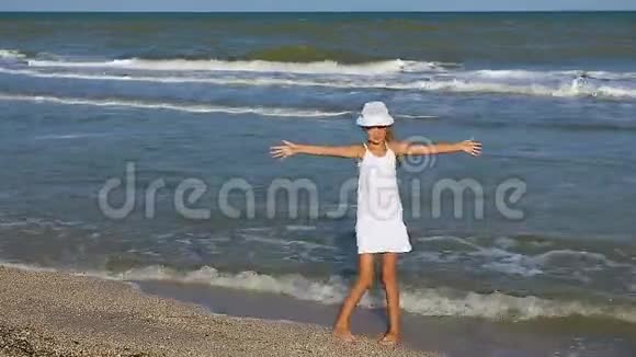 海滩上快乐的小女孩视频的预览图
