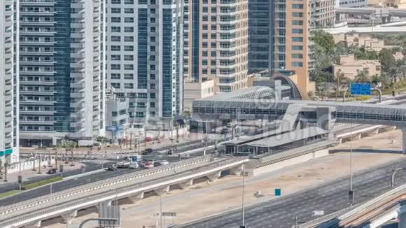 在迪拜码头的空中俯瞰迪拜有轨电车视频的预览图