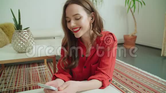 年轻的黑发女人在家里用电话视频的预览图