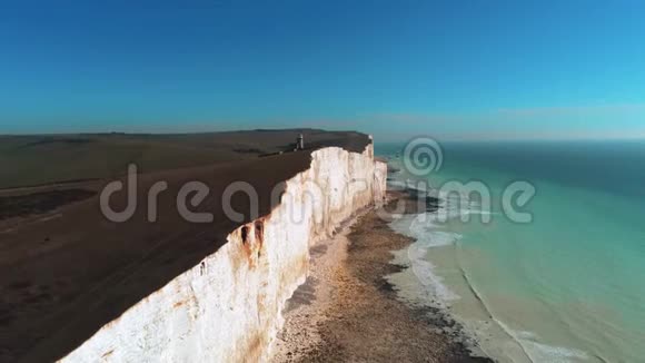 飞越英格兰南部海岸的白色悬崖视频的预览图