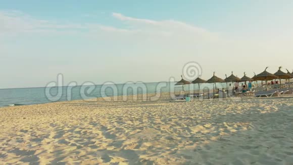 海滩和大海的景色视频的预览图