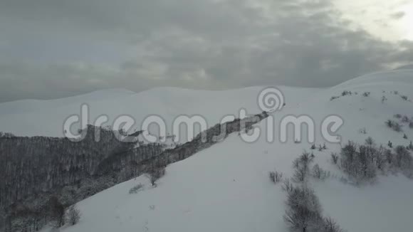 冬季雪山的鸟瞰图视频的预览图