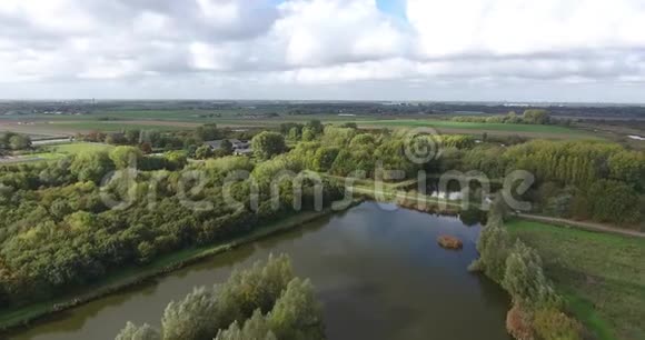荷兰Zwijndrecht公园湖的鸟瞰图视频的预览图