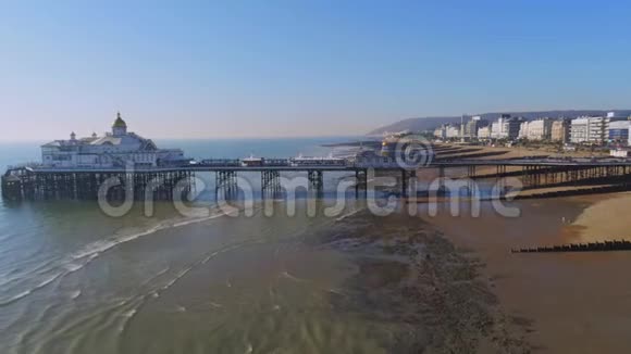 飞越苏塞克斯的伊斯特本海滩视频的预览图