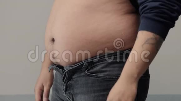 超重男子腹部特写视频的预览图