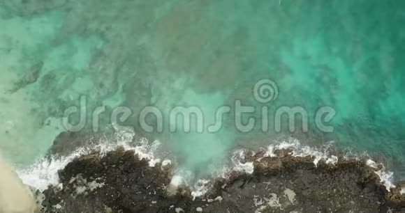 美丽的热带海滩鸟瞰4k视频印度尼西亚视频的预览图