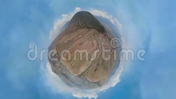 活火山与火山口BromoJawa印度尼西亚视频的预览图