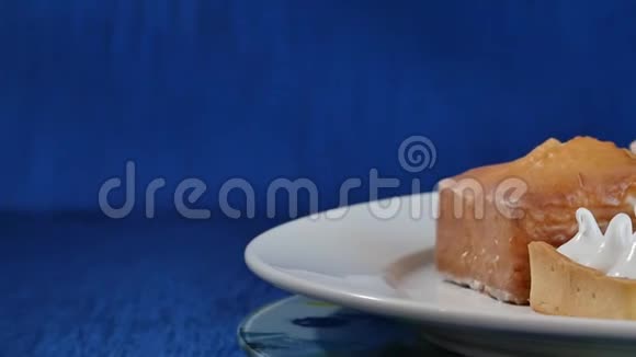 木板上的白色盘子上有樱桃的蛋糕不同的糕点蛋糕视频的预览图
