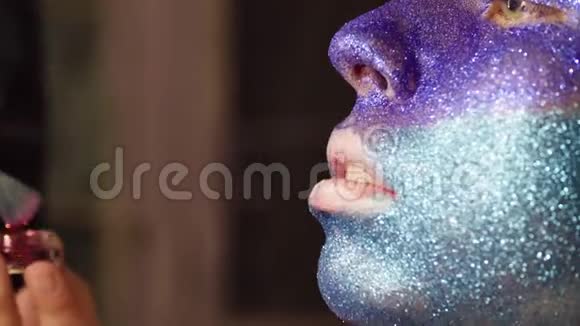 面子艺术化妆艺术家的画视频的预览图