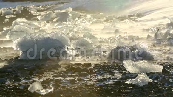 冰岛冰川泻湖Jokulsarlon融化的冰块视频的预览图