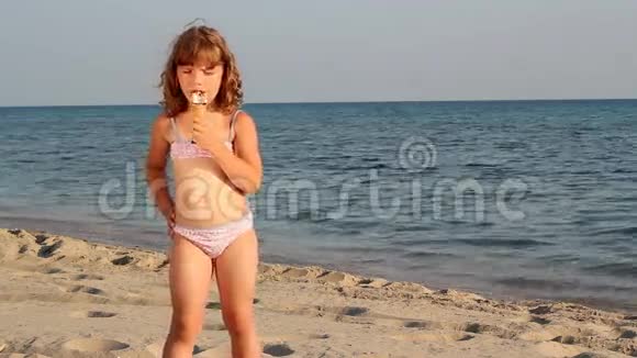 漂亮的小女孩吃冰淇淋视频的预览图
