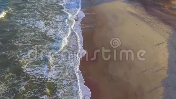 大西洋的波浪到达纳米比亚海滩视频的预览图