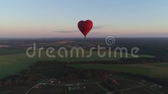 热气球形状的心脏天空视频的预览图