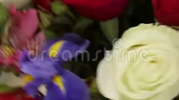 美丽的花束玫瑰鸢尾花和阿尔斯特洛美利亚迅速旋转视频的预览图