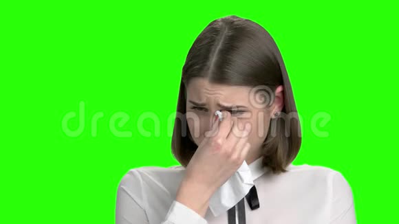 年轻哭泣的女孩的肖像视频的预览图