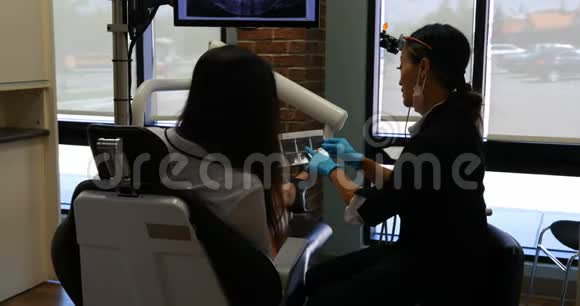 女牙医与病人互动4k视频的预览图