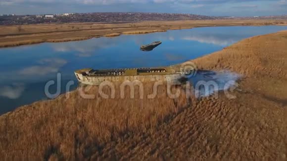 秋天河中废弃的破船视频的预览图