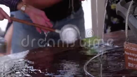 日本寺庙的仪式净化喷泉视频的预览图