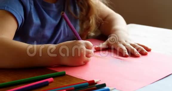 女孩在纸上画画视频的预览图