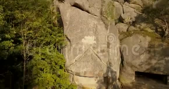 布布尼什的多夫布什岩石一个传奇的地方古老的洞穴修道院在神奇的巨石美丽的风景林视频的预览图