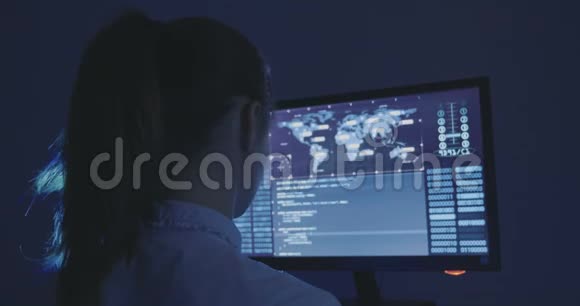 数据中心一台电脑上年轻女性程序员的画像视频的预览图