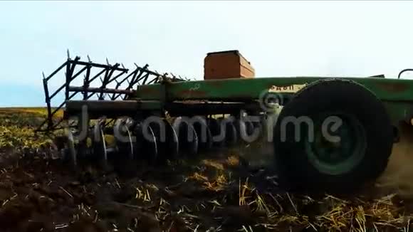 带拖车的农村拖拉机视频的预览图
