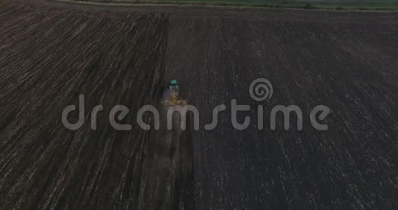拖拉机在田间播种的鸟瞰图4K视频的预览图