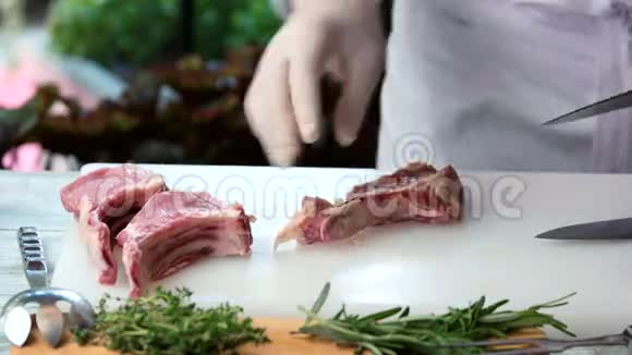 肉和手拿刀视频的预览图